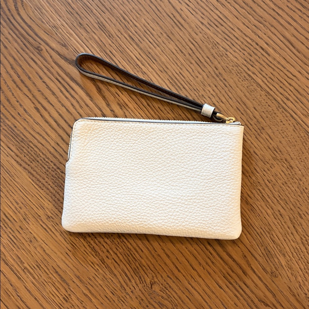 NWT Coach Wristlet with Tan Accents in Chaulk Pebbled Grain Leather - Picture 2 of 5